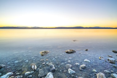 Taş gündoğumu sırasında Gölü