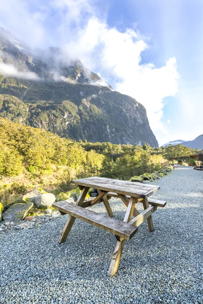 带山地背景的木凳 — 图库照片