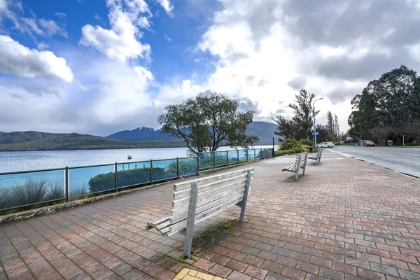 Uma Fileira Brench Madeira Frente Lago Anau Nova Zelândia — Fotografia de Stock