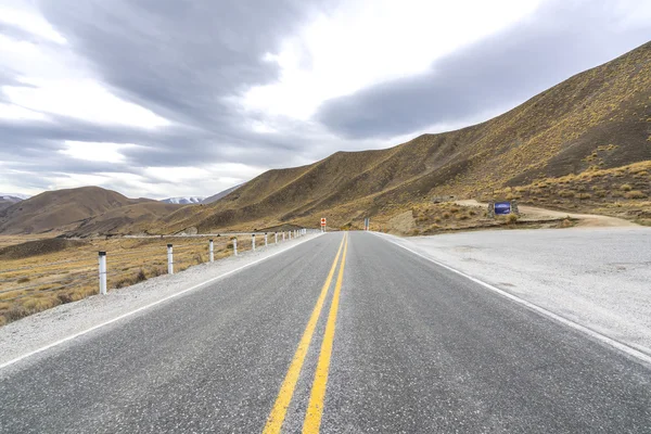 Route asphaltée avec concept de voyage — Photo