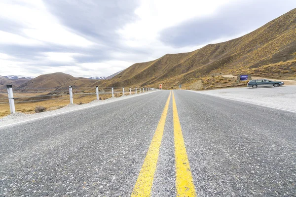 Route asphaltée avec concept de voyage — Photo