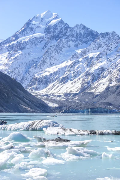 Озеро с ледником — стоковое фото