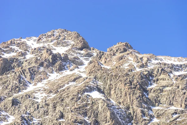 顶尖山与雪 — 图库照片