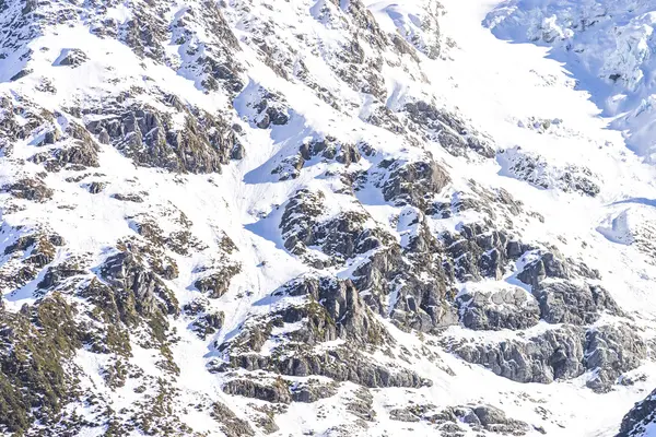 Cima della montagna con neve — Foto Stock