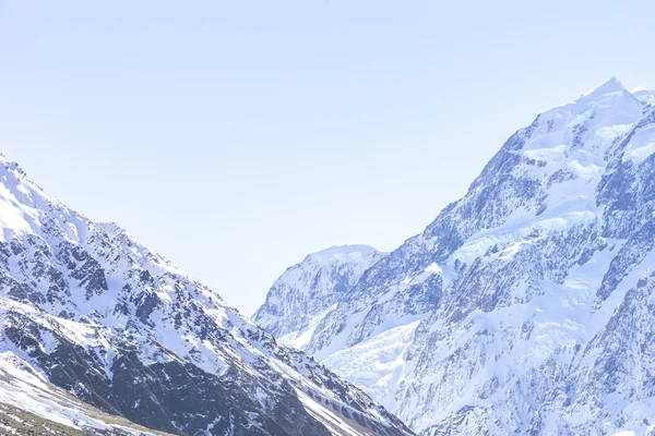 Cima della montagna con neve — Foto Stock