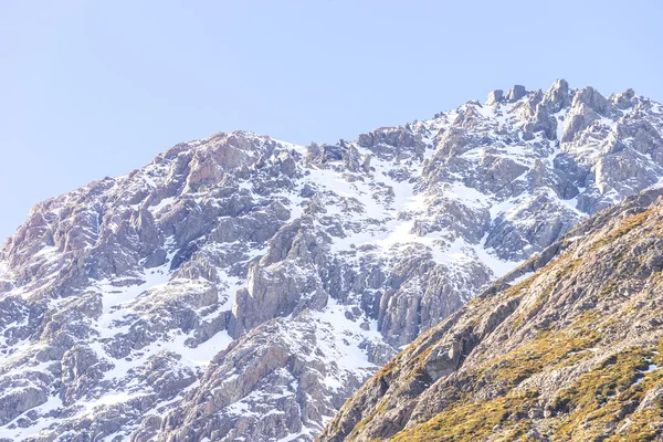 Вершина горы со снегом — стоковое фото