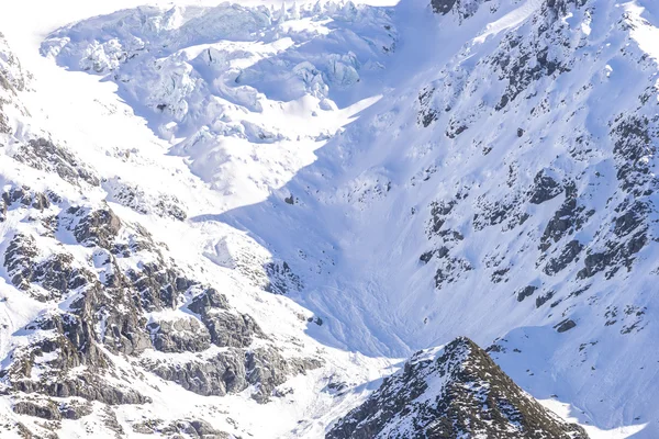 雪でトップの山 — ストック写真