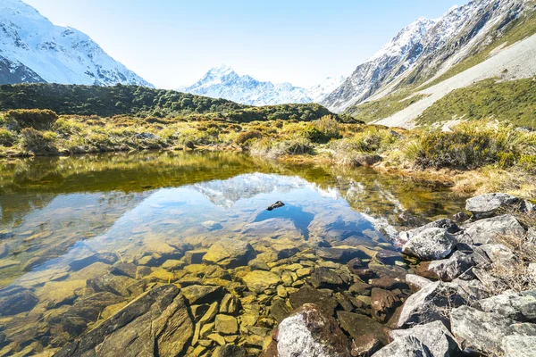 Sjön med tydlig reflektion — Stockfoto