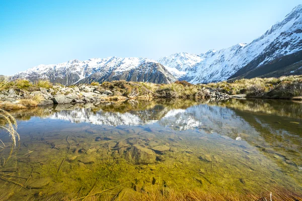 Lago con chiara riflessione — Foto Stock