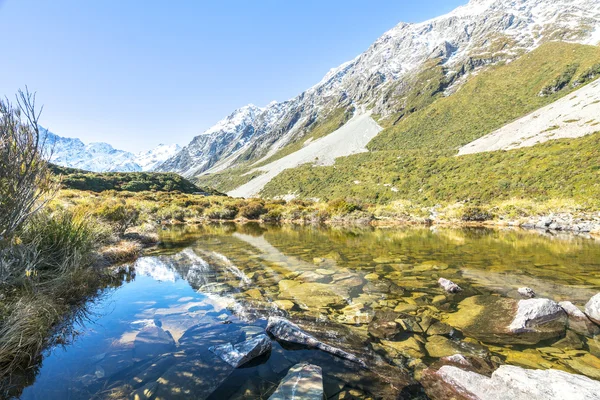 Lago con chiara riflessione — Foto Stock