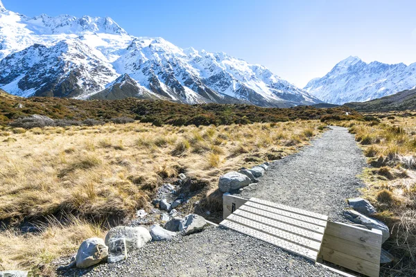 Plataforma de madera pista a montaña — Foto de Stock