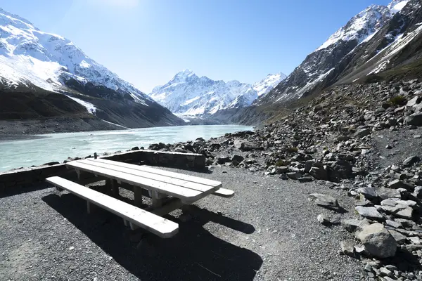 Drewniane ławki w mount cook — Zdjęcie stockowe