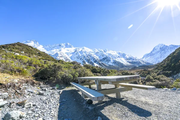 Wooden bench to mount cook — Stock Photo, Image