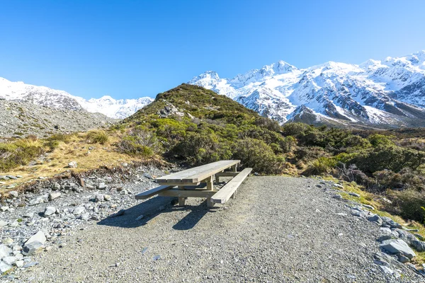 Dřevěná lavice k mount cook — Stock fotografie