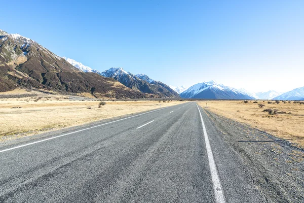 Camino de asfalto con vista de ángulo bajo — Foto de Stock