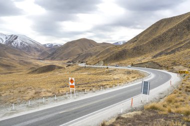 Asfalt yol ile Yeni Zelanda güneyinde merceksi bulut