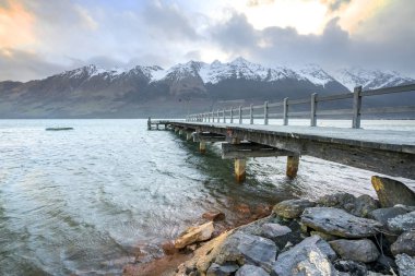 Ahşap iskelesi ile dağ Glenorchy Gölü, Yeni Zelanda.