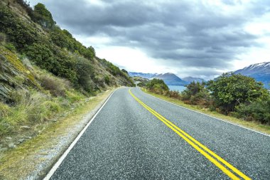 Yol boyunca göl Wakatipu, Queenstown, Yeni Zelanda