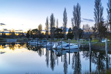 Gün doğumu anı sırasında yansıma ile tekneler bir satır