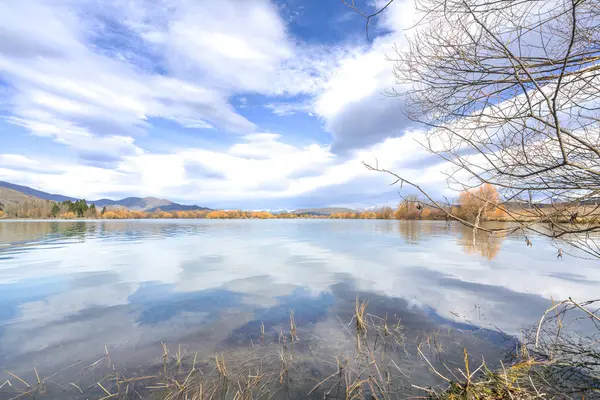 Reflexão Água Lago Com Céu Lenticular Nuvem — Fotografia de Stock