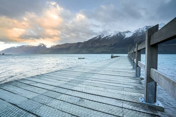 Причал Вуден Горой Озере Глуши Новая Зеландия — стоковое фото
