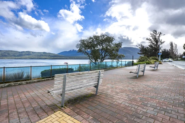 Una Fila Ladrillos Madera Frente Lago Anau Nueva Zelanda —  Fotos de Stock