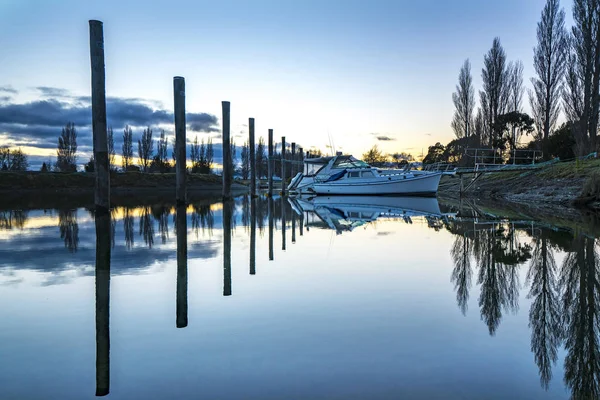 Rad Båtar Med Reflektion Sunrise Moment — Stockfoto