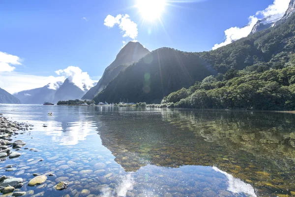 Piedra Lago Con Destello Sol Milford Sound Nueva Zelanda — Foto de Stock
