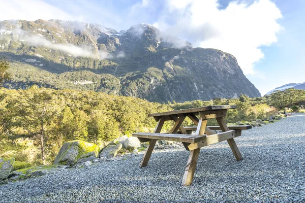 Banco Madera Con Fondo Montaña —  Fotos de Stock