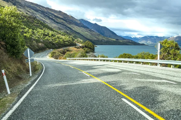クイーンズタウン ニュージーランド ワカティプ湖沿いの道路 ロイヤリティフリーのストック画像