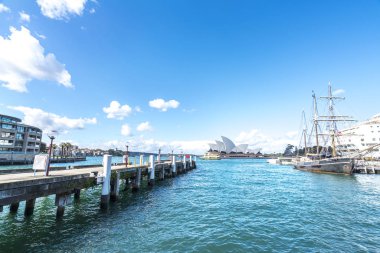 Sidney, Avustralya - 26 Ağustos 2016: Sydney limanındaki Dairesel Rıhtım liman feribot sisteminin merkezidir. Feribotlar şehre girmek için hoş bir yol olarak banliyöler tarafından kullanılır