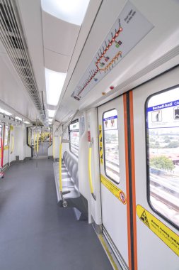 Kuala Lumpur, Malezya - 20 Ağustos 2016: Mass Rapid Transit, Kuala Lumpur, Malezya'daki demiryolu sisteminin ana bileşenini oluşturan hızlı bir geçiş sistemidir..