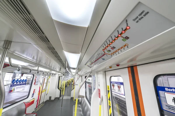 Kuala Lumpur, Malezya - 20 Ağustos 2016: Mass Rapid Transit, Kuala Lumpur, Malezya'daki demiryolu sisteminin ana bileşenini oluşturan hızlı bir geçiş sistemidir..