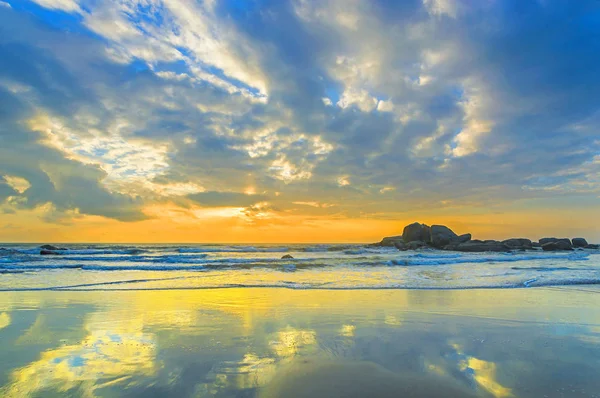 Nascer Sol Nublado Colorido Praia Com Reflexão Rochas — Fotografia de Stock