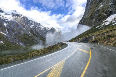 Milford ses yol görkemli dağlar arasında