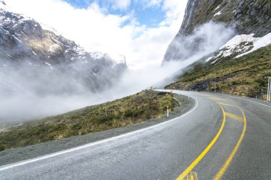 Milford ses yol görkemli dağlar arasında