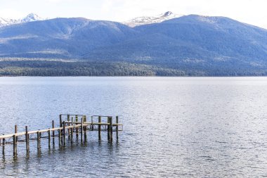 Doğal arka planlı ahşap iskele.