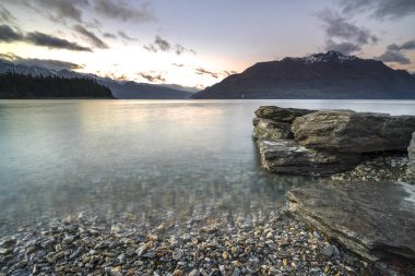 Sunrise göletten Queentown, Yeni Zelanda