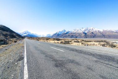 Düz boş otoyol Aoraki Mount Cook, Yeni Zelanda içine önde gelen