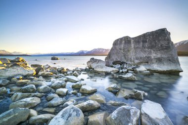 Yeni Zelanda Tekapo gölde doğal ışık ile.