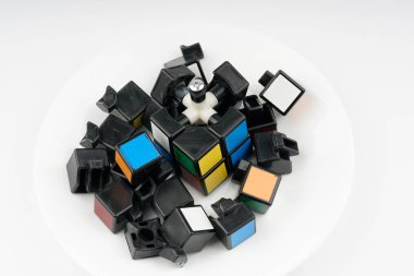 Kırık küp bulmaca