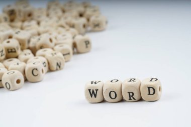 Beyaz arka plan ile ahşap mektup küp