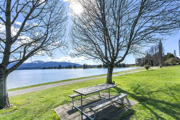 新西兰蒂阿瑙面向湖景的木桌椅 — 图库照片