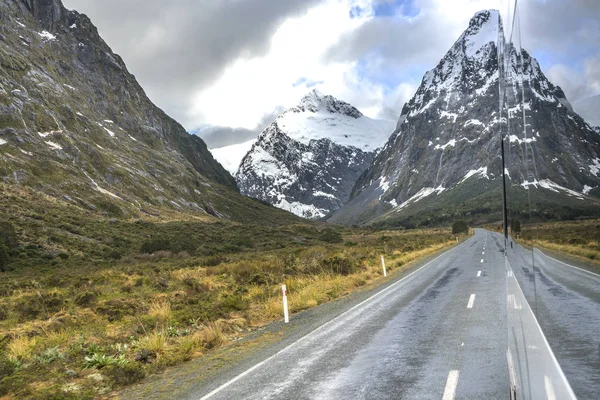 从汽车屏幕到新西兰米尔福德湾的道路和反射 — 图库照片