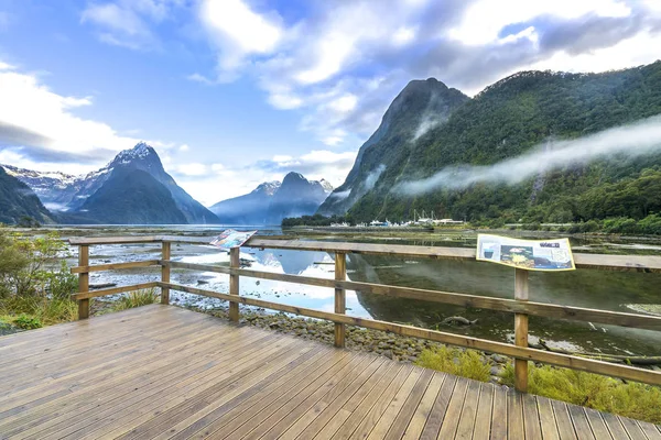 Milford Sound Nueva Zelanda Sep 2016 Vista Montaña Con Reflexión —  Fotos de Stock