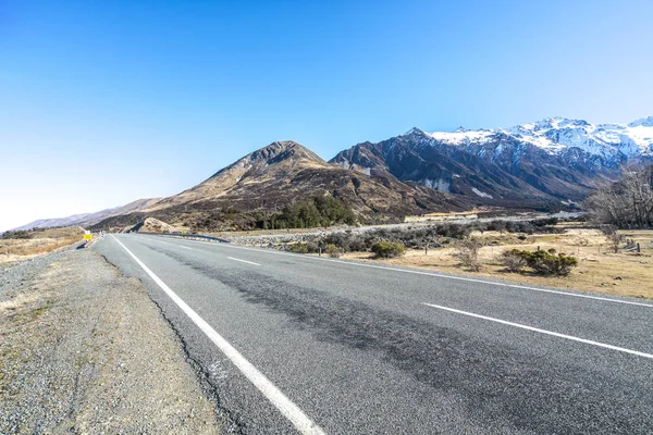 まっすぐ空の道路にアオラキ マウントクック ニュージーランドのリード — ストック写真