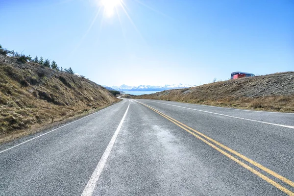 まっすぐ空の道路にアオラキ マウントクック ニュージーランドのリード — ストック写真