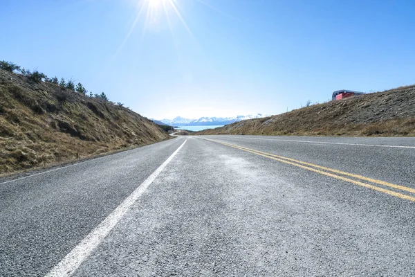 まっすぐ空の道路にアオラキ マウントクック ニュージーランドのリード — ストック写真