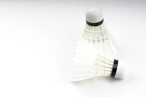 Shuttlecock Com Fundo Branco — Fotografia de Stock