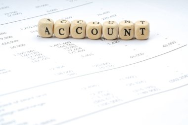 Ahşap mektup küp mali kavramı ile